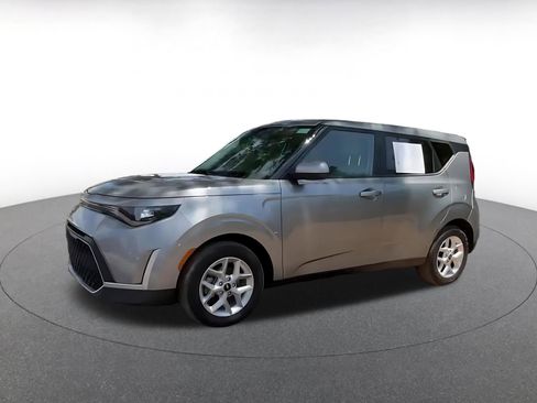 Used 2025 Kia Soul LX w/ LX Technology Package FWD image 9