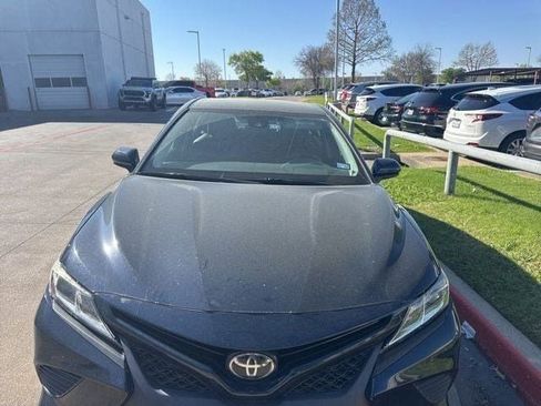 Used 2019 Toyota Camry SE image 2