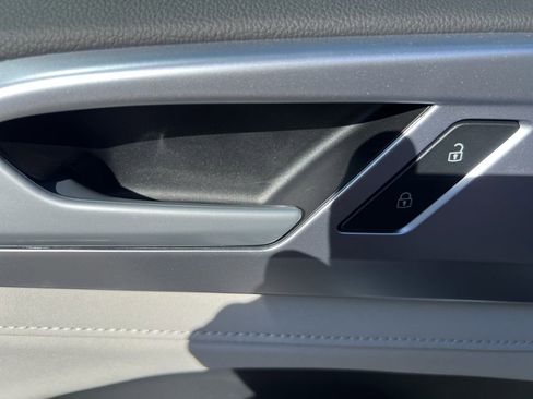 New 2025 Volkswagen Taos SE image 18