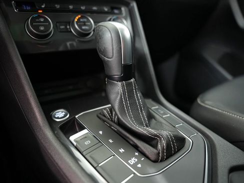 Used 2021 Volkswagen Tiguan SE w/ Panoramic Sunroof Package FWD image 25