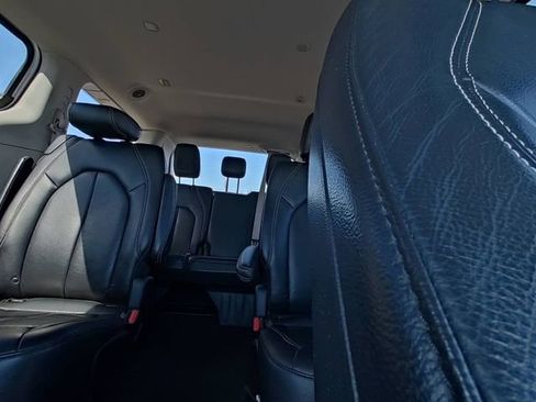Used 2022 Chrysler Pacifica Touring-L image 27
