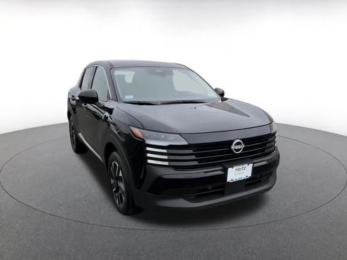 Used 2025 Nissan Kicks SV image 3