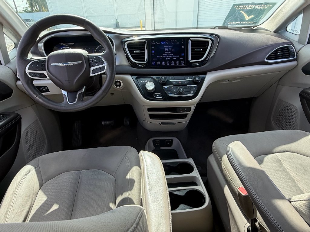 Used 2017 Chrysler Pacifica Touring FWD image 13