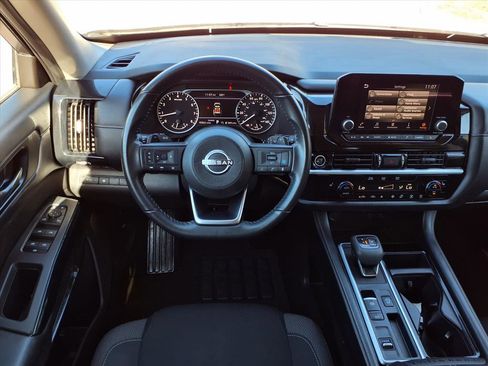 Used 2024 Nissan Pathfinder SV image 14