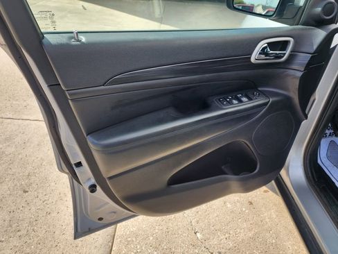 Used 2019 Jeep Grand Cherokee Laredo w/ 18" Wheel & 8.4" Radio Group image 9