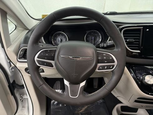 Used 2022 Chrysler Pacifica Touring-L FWD image 34