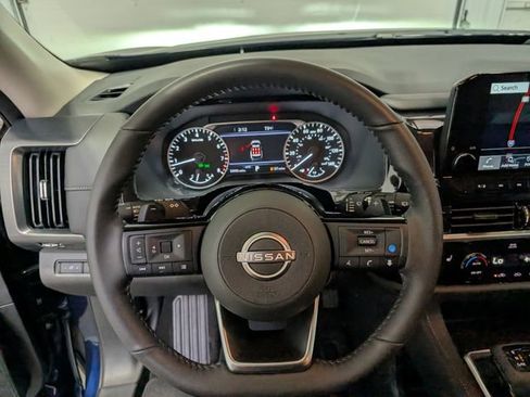 Used 2025 Nissan Pathfinder SL AWD/4WD image 17