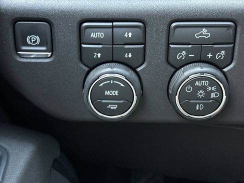 Used 2026 Chevrolet Silverado 1500 LT Trail Boss w/ Convenience Package II AWD/4WD image 36