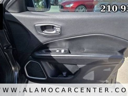Used 2019 Jeep Compass Latitude FWD image 17