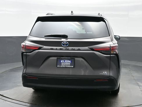 Used 2022 Toyota Sienna LE image 5