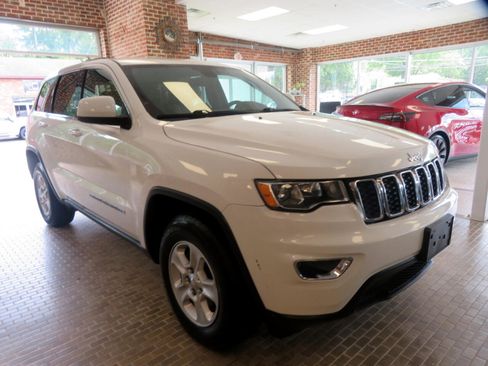 Used 2017 Jeep Grand Cherokee Laredo image 3