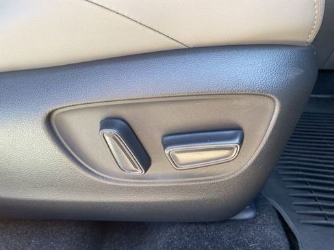 Certified 2024 Toyota Venza Limited image 21