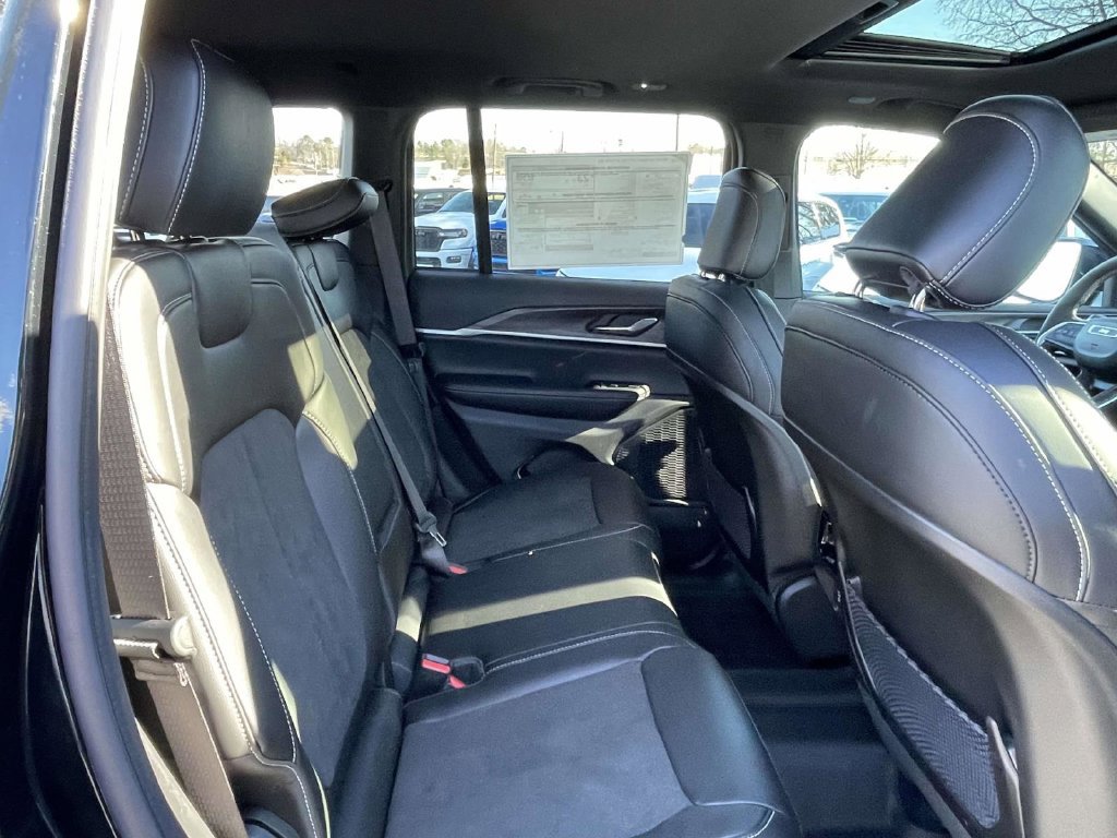 New 2026 Jeep Grand Cherokee Altitude AWD/4WD image 17