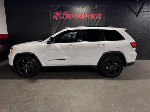 Used 2019 Jeep Grand Cherokee Laredo AWD/4WD image 2