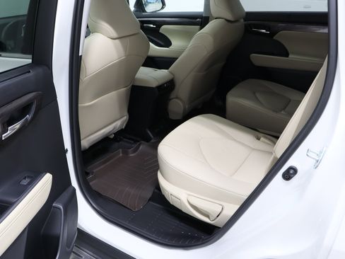 Used 2023 Toyota Highlander Limited image 29