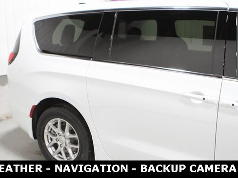 New 2026 Chrysler Pacifica Select image 4