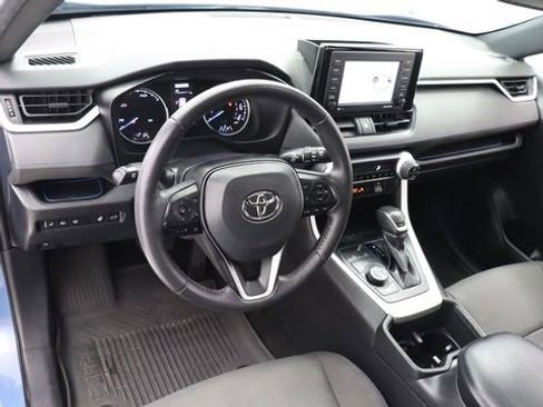 Used 2022 Toyota RAV4 SE w/ Convenience Package image 12