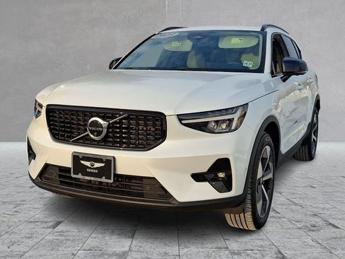 Used 2023 Volvo XC40 B5 Plus w/ Driver Assist Package image 5