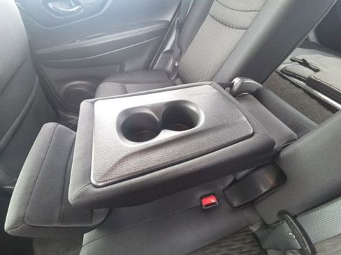 Used 2017 Nissan Rogue SV w/ SV Premium Package image 18