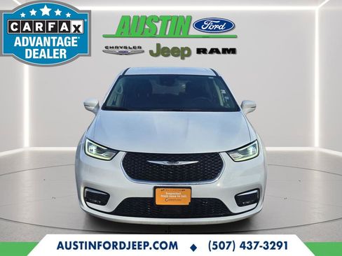 Certified 2022 Chrysler Pacifica Touring-L w/ Uconnect Theater Family Group image 8