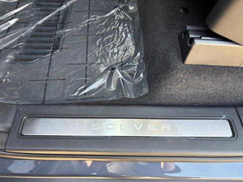 Certified 2025 Land Rover Discovery Dynamic SE image 40