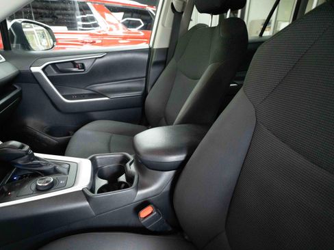 Used 2019 Toyota RAV4 LE w/ Carpet Mat Package AWD/4WD image 10