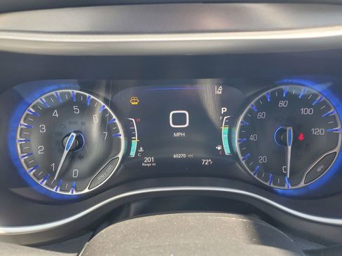 Used 2023 Chrysler Pacifica Touring-L FWD image 11