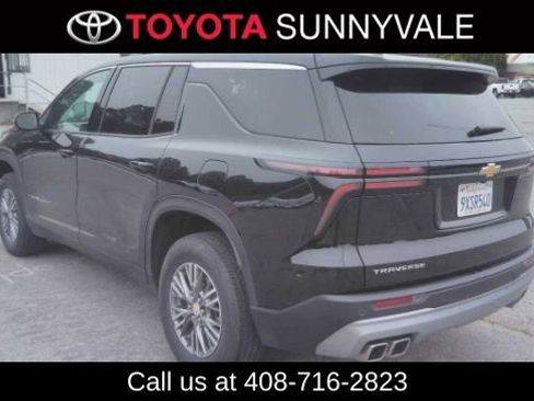 Used 2025 Chevrolet Traverse LT FWD image 2