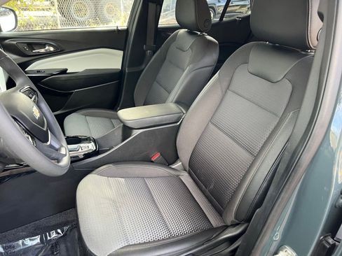 Used 2025 Chevrolet Trax LT image 30