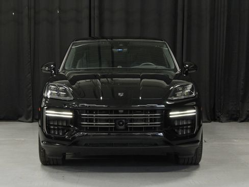 Certified 2025 Porsche Cayenne Turbo w/ Premium Package Plus AWD/4WD image 10