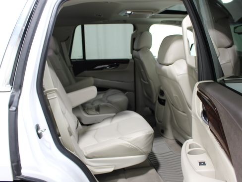 Used 2016 Cadillac Escalade Luxury AWD/4WD image 25