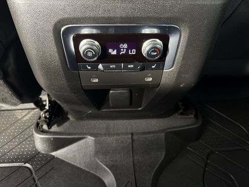 Used 2023 GMC Yukon XL AT4 w/ AT4 Premium Plus Package AWD/4WD image 18