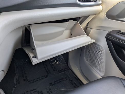 Used 2022 Chrysler Pacifica Touring-L image 26