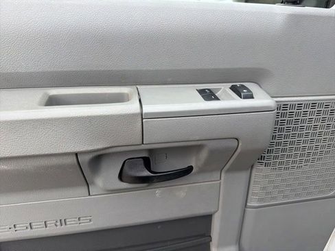 Used 2013 Ford E-350 and Econoline 350 XLT image 30