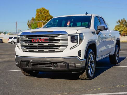 New 2026 GMC Sierra 1500 SLE image 2