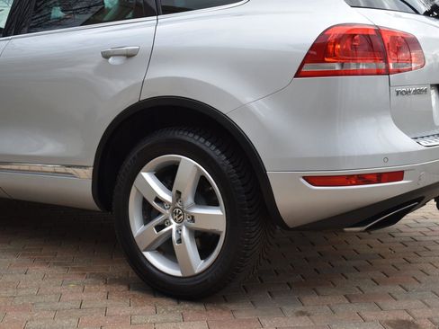 Used 2012 Volkswagen Touareg Sport image 7