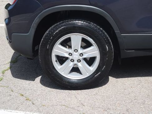 Used 2019 Chevrolet Trax LT w/ Sun & Sound Package AWD/4WD image 28