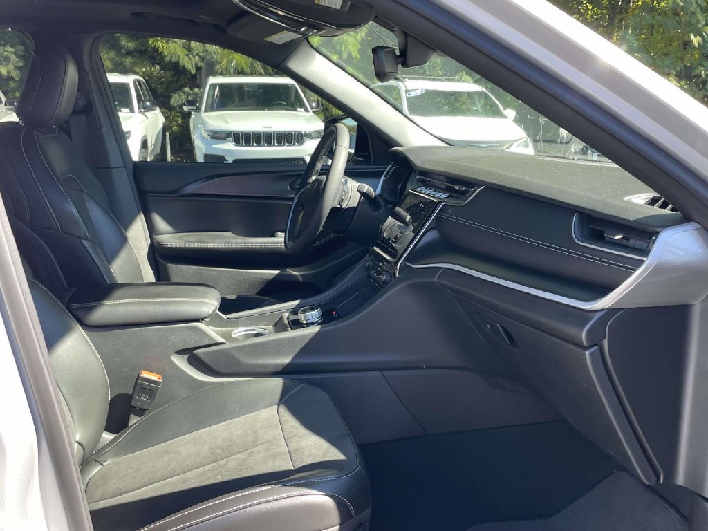Certified 2024 Jeep Grand Cherokee Altitude RWD image 15