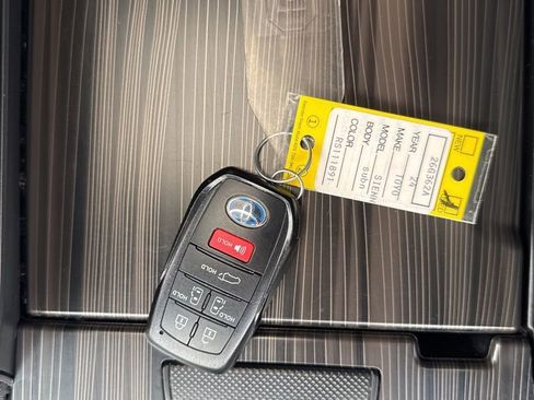 Used 2024 Toyota Sienna Limited image 41