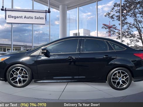 Used 2016 Ford Focus SE w/ SE Sport Package FWD image 8