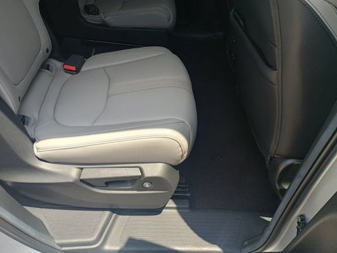 Used 2024 Honda Pilot Touring image 23