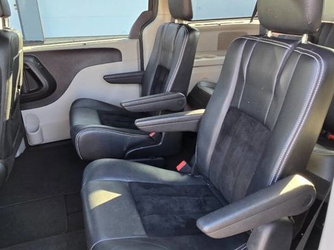 Used 2016 Dodge Grand Caravan SXT image 17