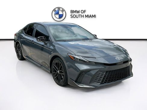 Used 2025 Toyota Camry SE w/ Convenience Package FWD image 1