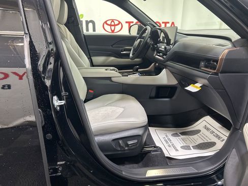 Used 2026 Toyota Grand Highlander AWD Hybrid image 13