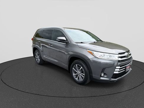 Used 2018 Toyota Highlander XLE AWD/4WD image 2