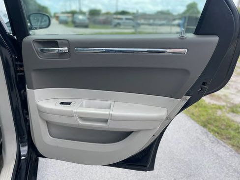 Used 2010 Chrysler 300 Touring RWD image 28