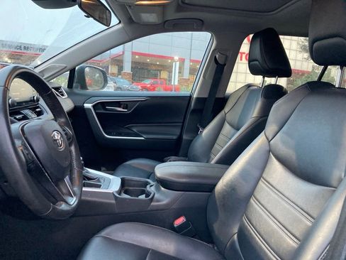 Used 2019 Toyota RAV4 XLE Premium FWD image 8
