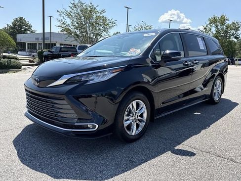 Used 2025 Toyota Sienna Limited AWD/4WD image 7