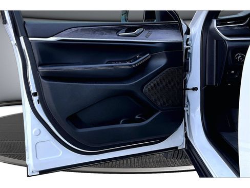 Certified 2025 Jeep Grand Cherokee Limited AWD/4WD image 31