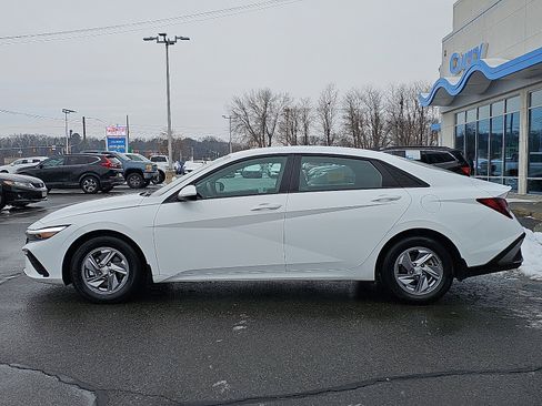 Used 2024 Hyundai Elantra SE image 7